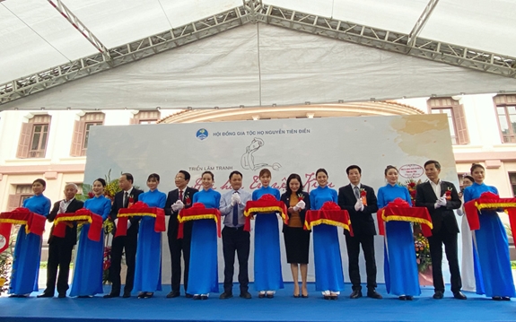 Các đại biểu cắt băng khai mạc triển lãm.